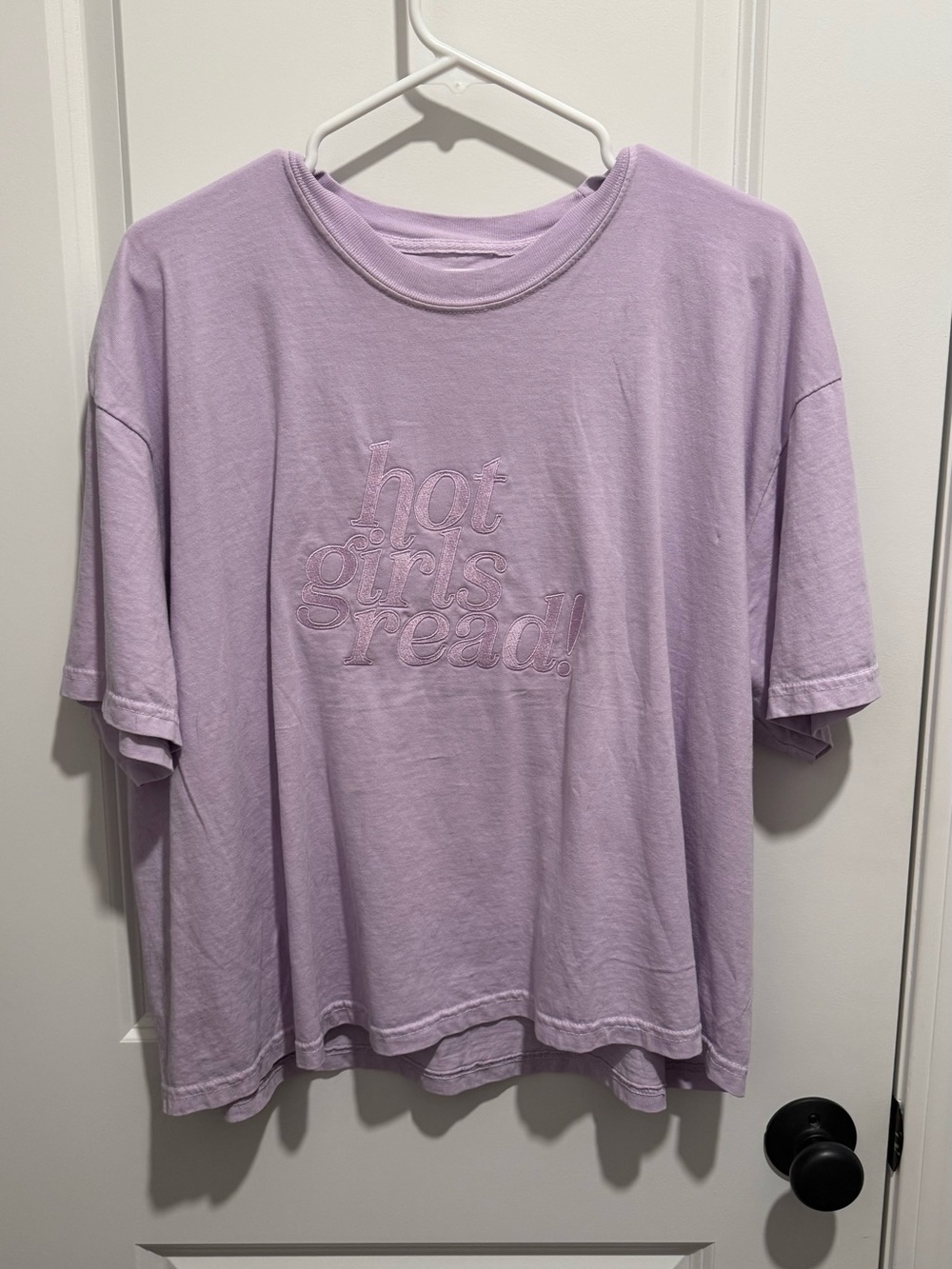 Allie Rose Co - 2XL 'hot girls read!' Embroidered Tee